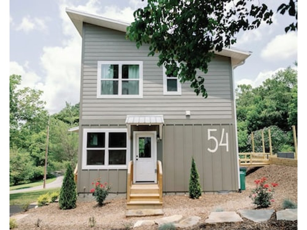 The Sundrop House: Chic Getaway Minutes From Everything