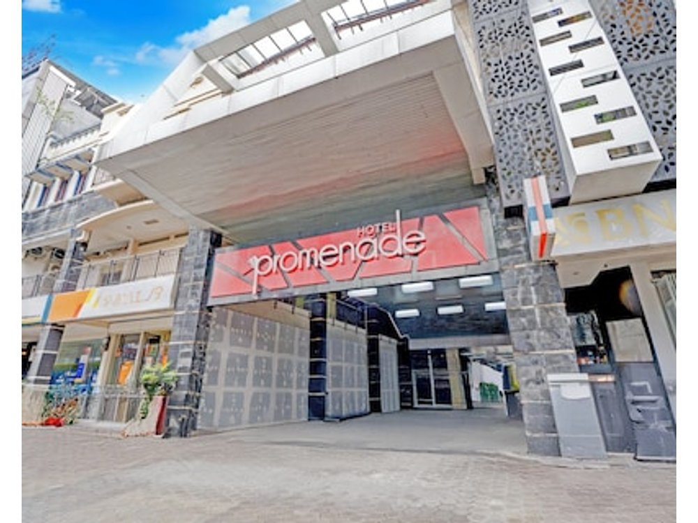 Dancenter Promenade Near Cihampelas Walk