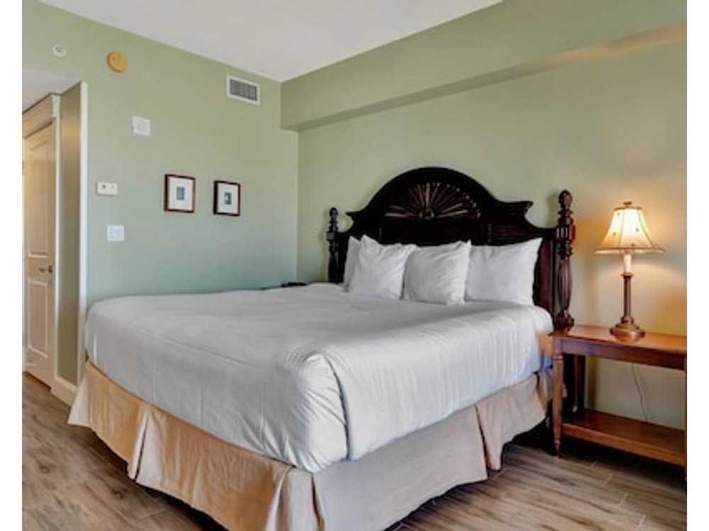 Bay-view Studio Haven: King Bed Sleeper Sofa Kitchenette & Pool Scenery - Sleeps 4 For A Relaxing Getaway!