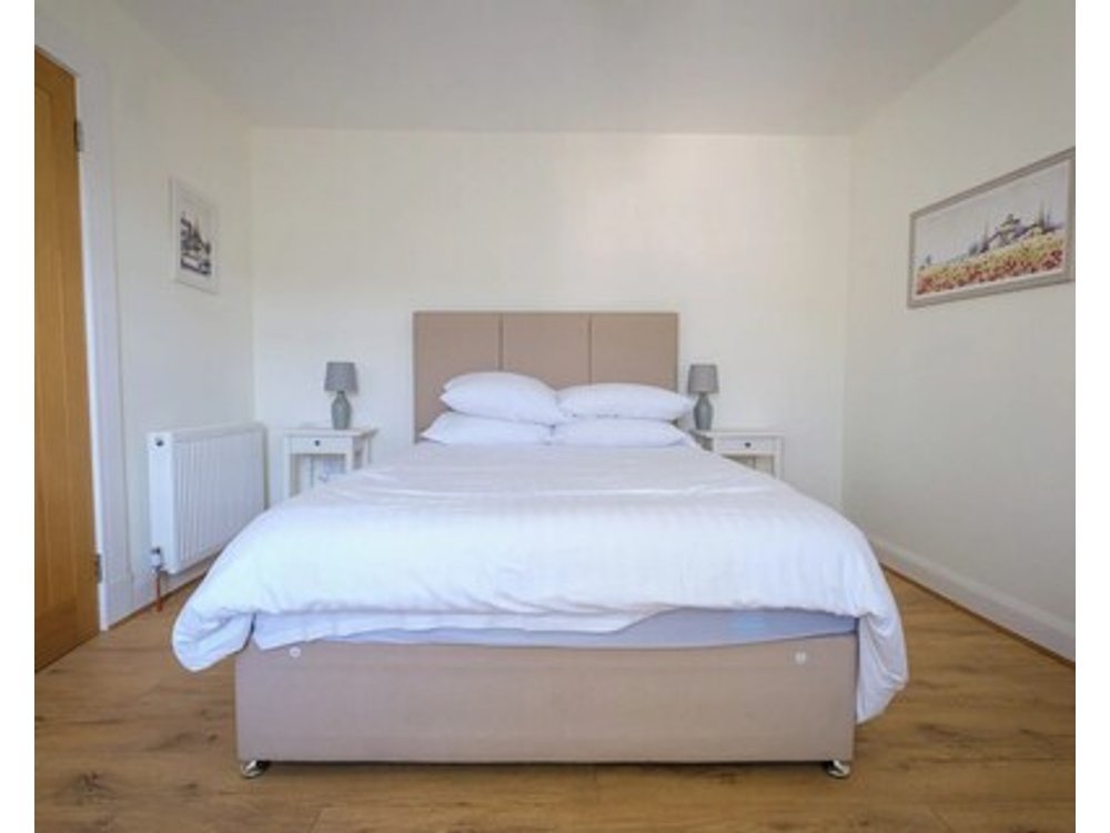 Gorgeous Fully Refurbished Centrally Located Cosy Cottage