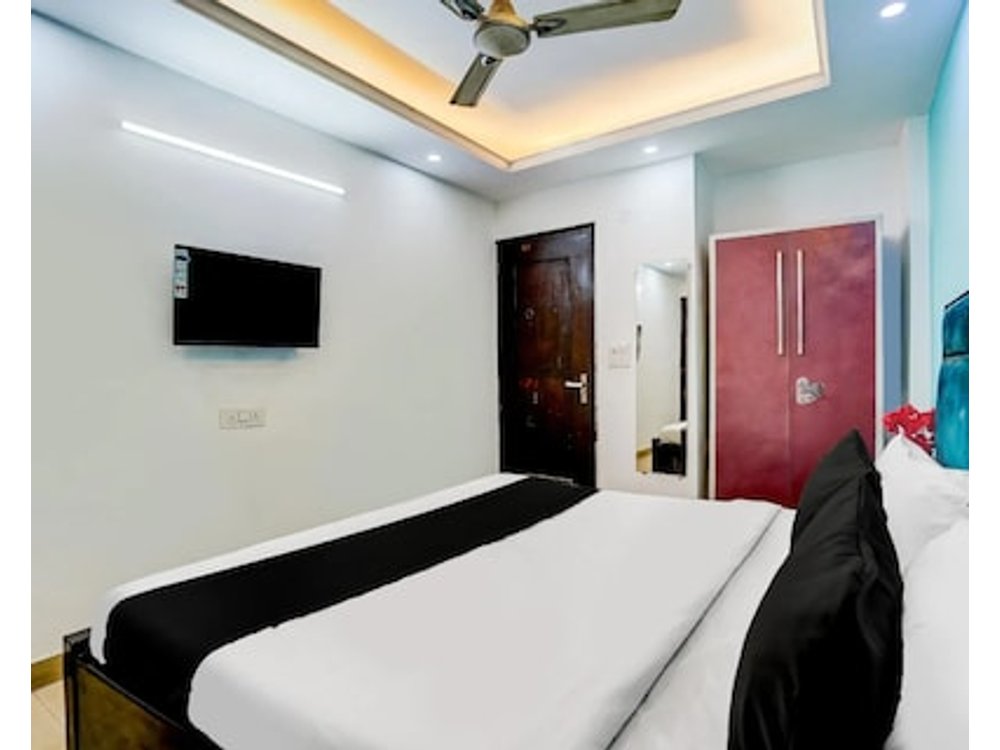OYO Silver Key KD plaza Near Saket Metro station