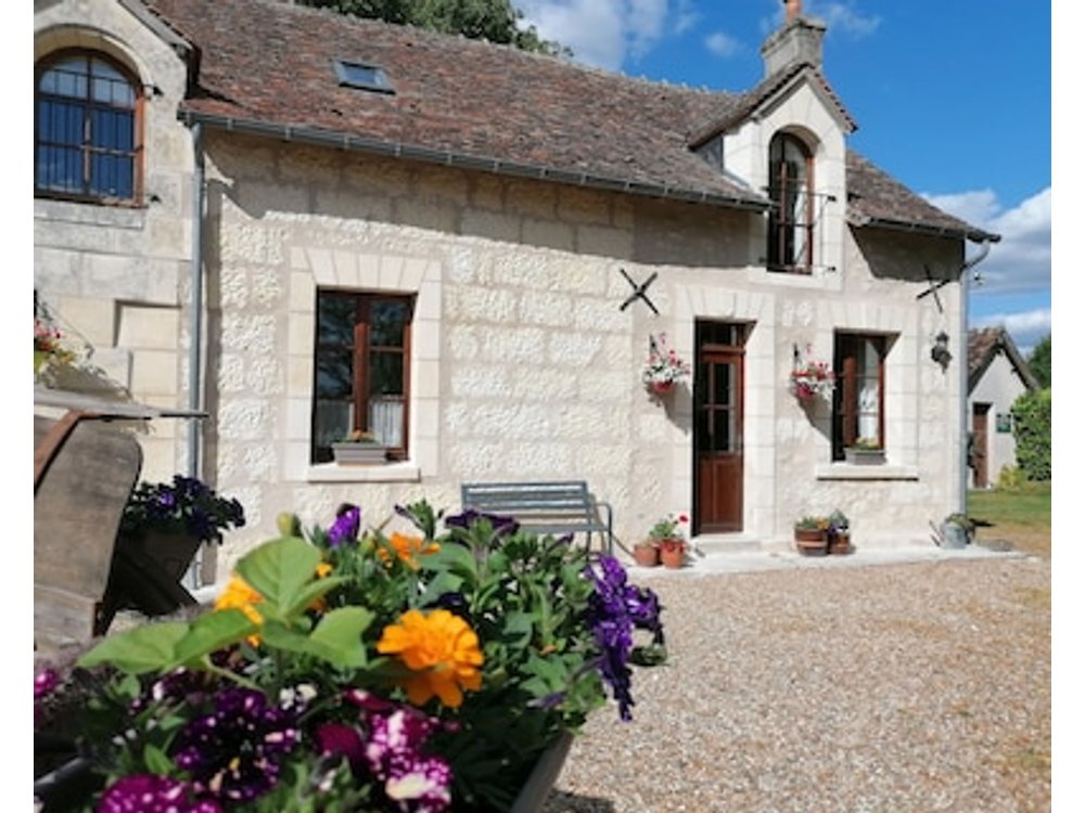 Rustic 2 bed self-catering cottage with heated pool & panoramic views.