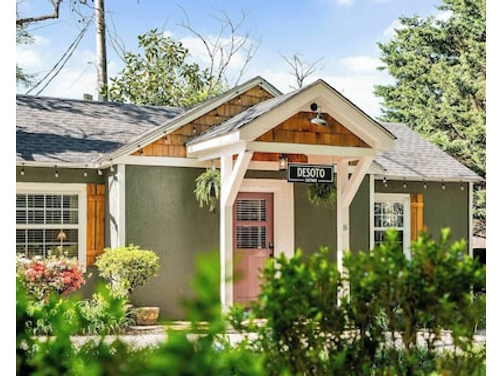 Desoto Cottage Hot Tub + Breakfast Treats