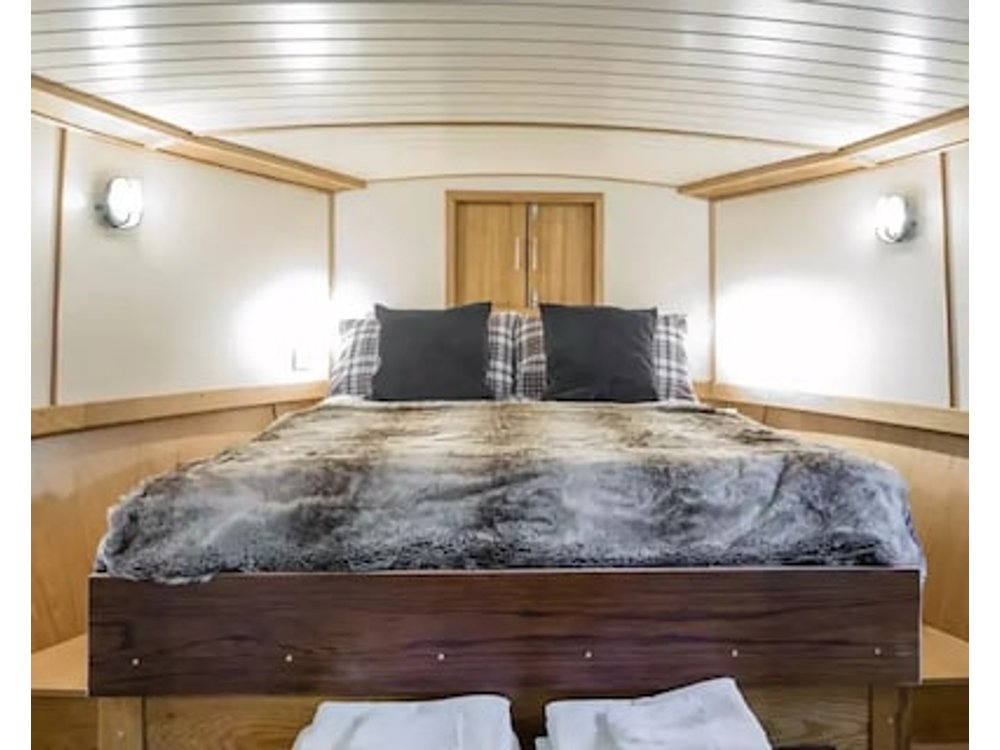Delightful Houseboat In The City