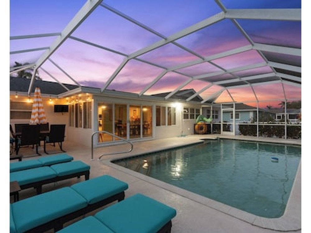 Tropical Getaway: Pool Putting Green Near Beaches