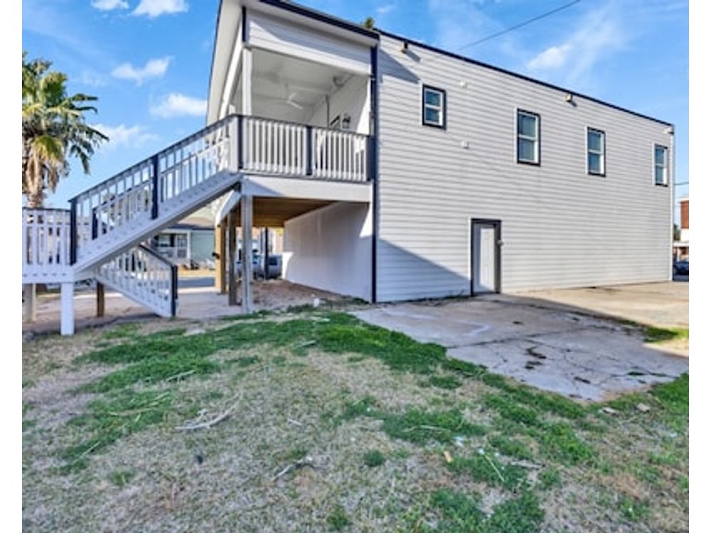 Beautiful House In Galveston With Nearby Attractions Thats Pet-friendly.
