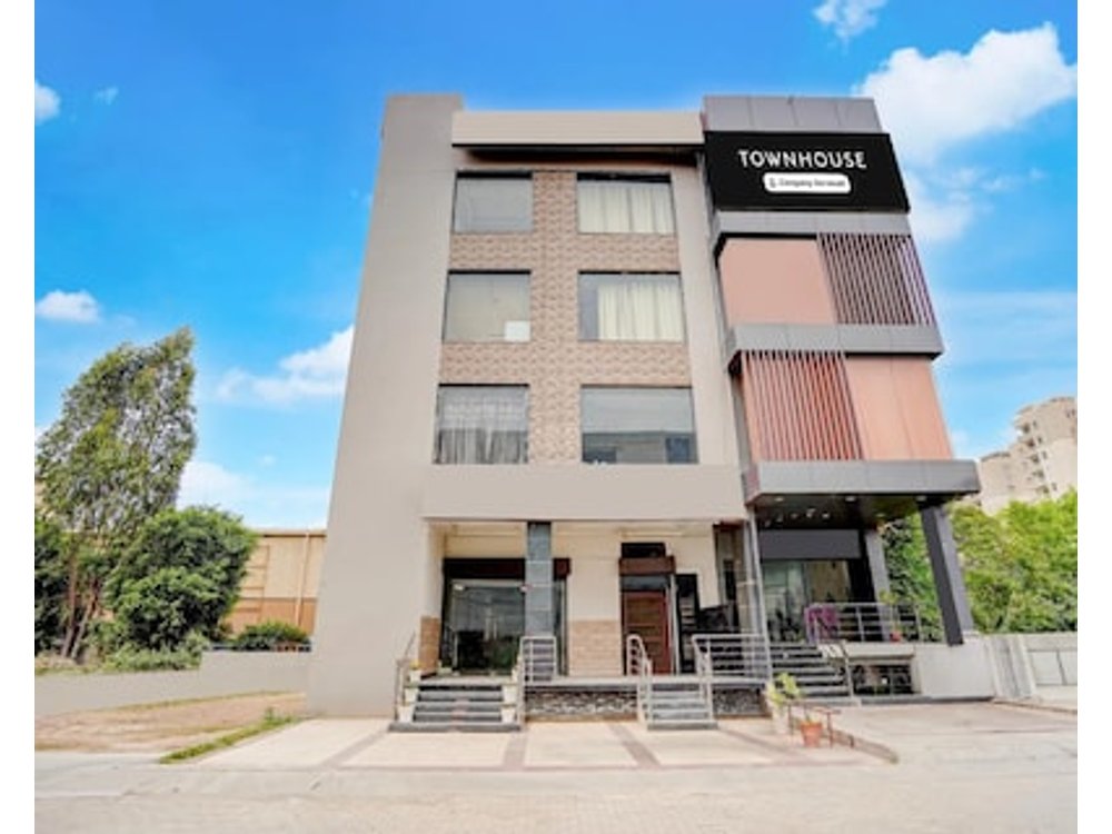 Super Townhouse by OYO Cosmo Mall Zirakpur Formerly R K Residency