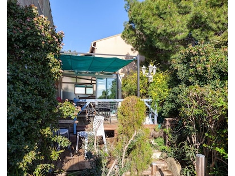Cottage: Between Sea and Garden (ei riazi)