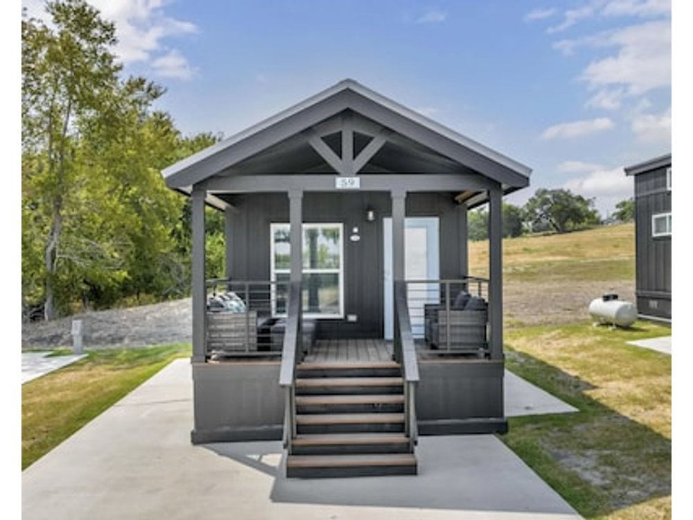 Cottage With Bunk Beds - Includes 1 Queen Bed 2 Bunk Beds And 2 Twin Beds . A Fully Equipped Kitchen Dining Area Private Bath And Shower Tvs Wifi