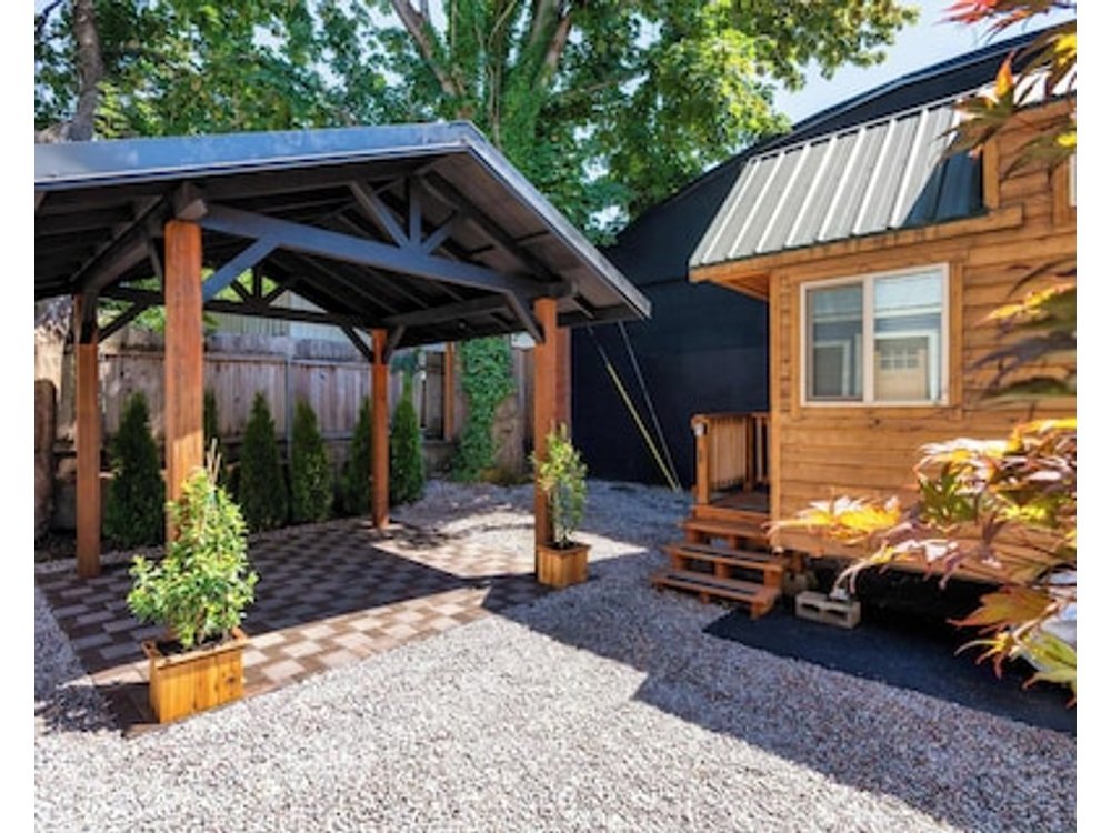 Tiny Log Cabin ~ Walk To Local Shops & Eateries