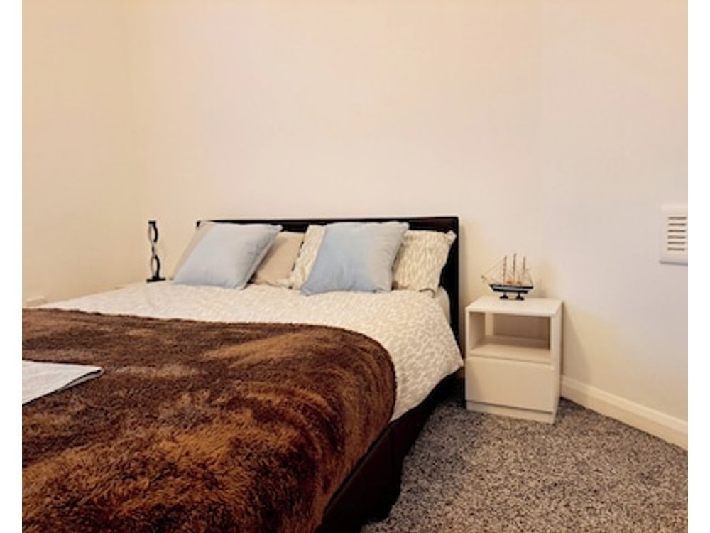2 Bedroom House in Leeds - Sleeps 5 WiFi Pets