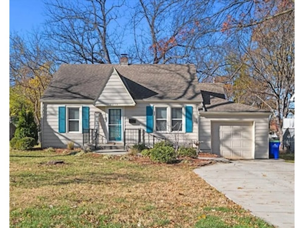 Charming Overland Park Getaway With Spacious Backyard