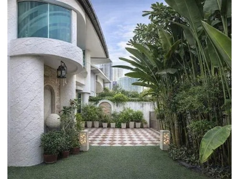 Private villa Central Bangkok Skytrain 3 Malls 5 Bedrooms Garden BBQ