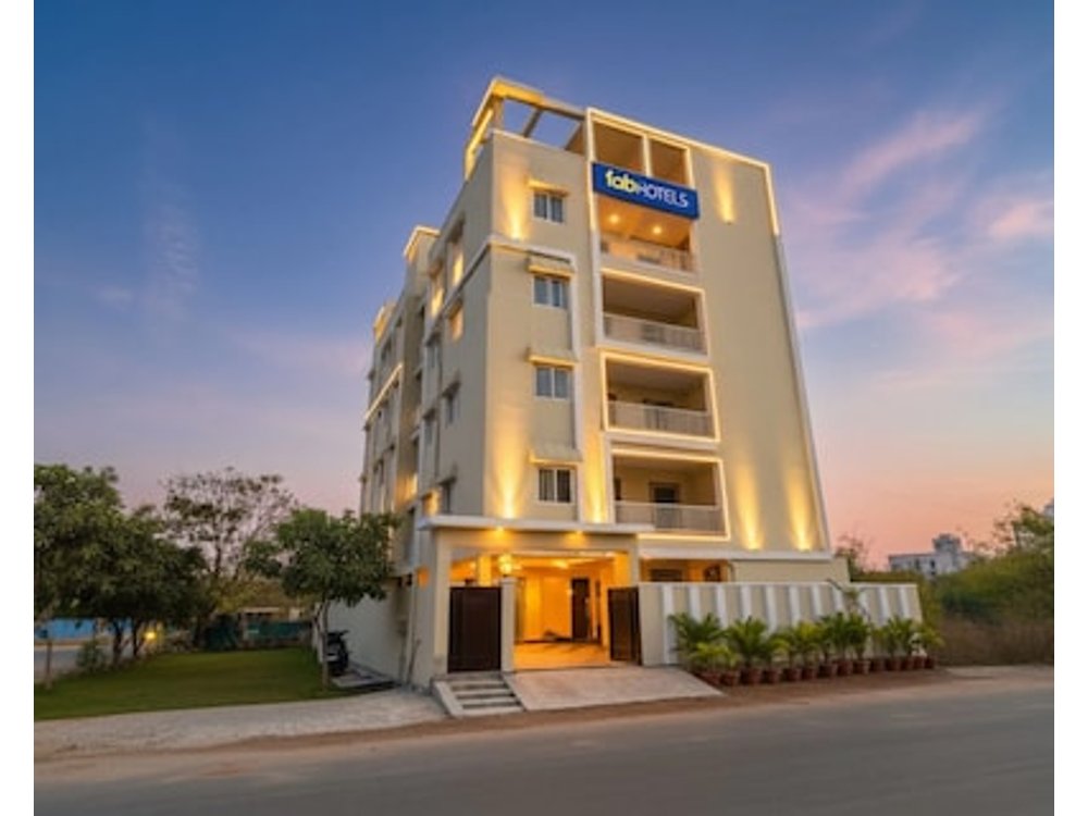 FabHotel RK Suites - Nr US Consulate Financial District