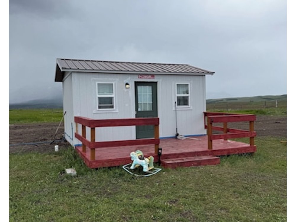 Charming 1-bedroom cottage in tranquil East Glacier Park with WiFi AC