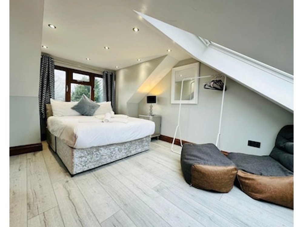 Spacious 6 Bed Residence In Wembly London