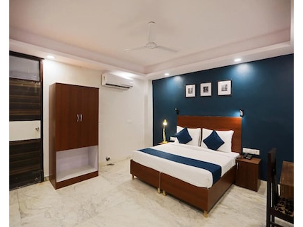 OYO SILVERKEY EXECUTIVE RC Near ISKCON Temple Noida