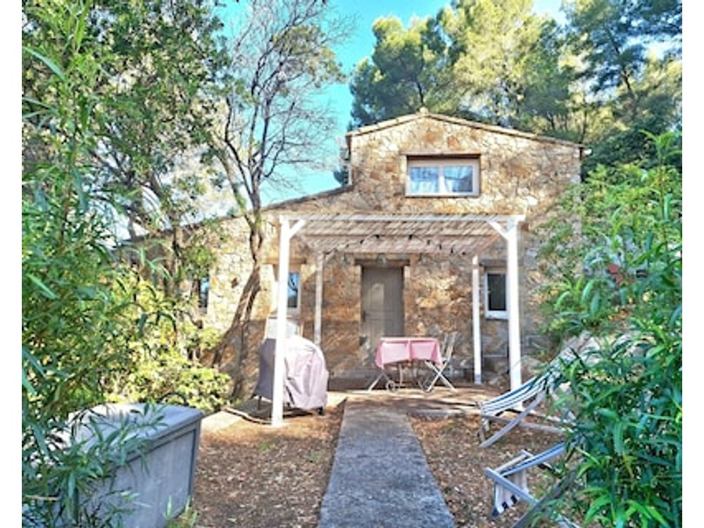 Charming Cottage Under the Pines 900m from the Beach