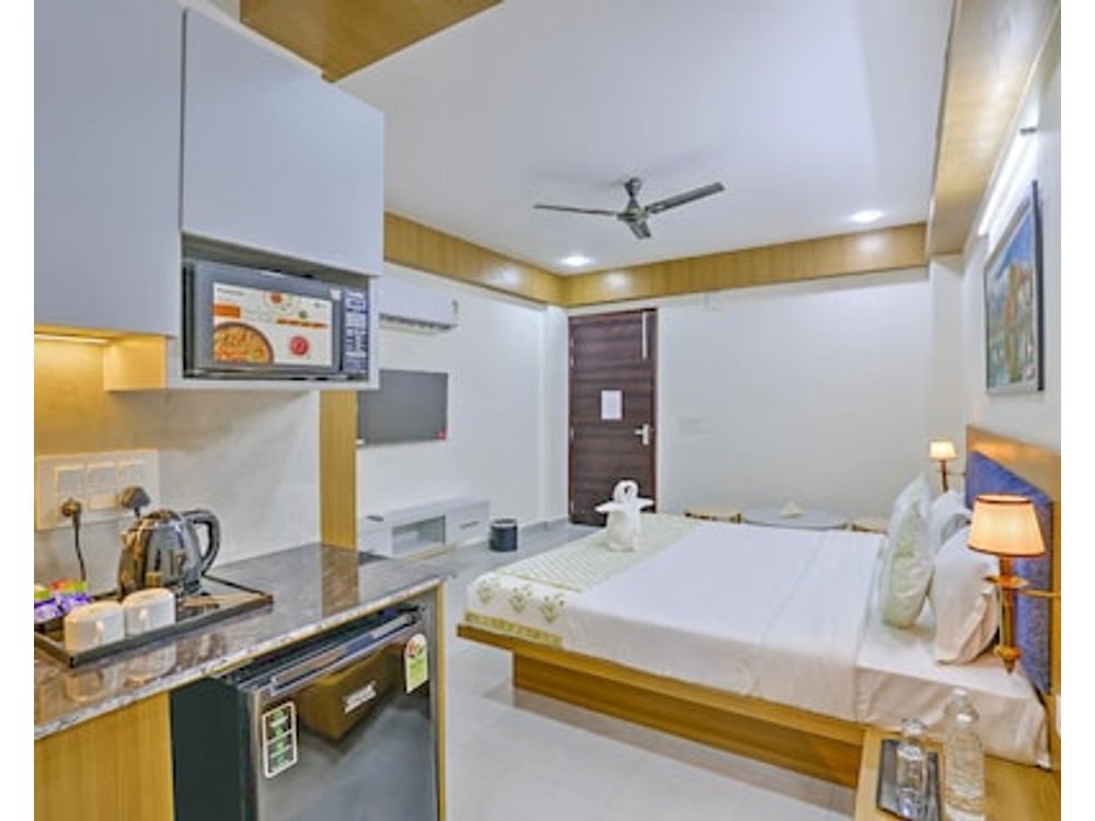 Sky Luxuria Hotel Apartment Medanta Medicity