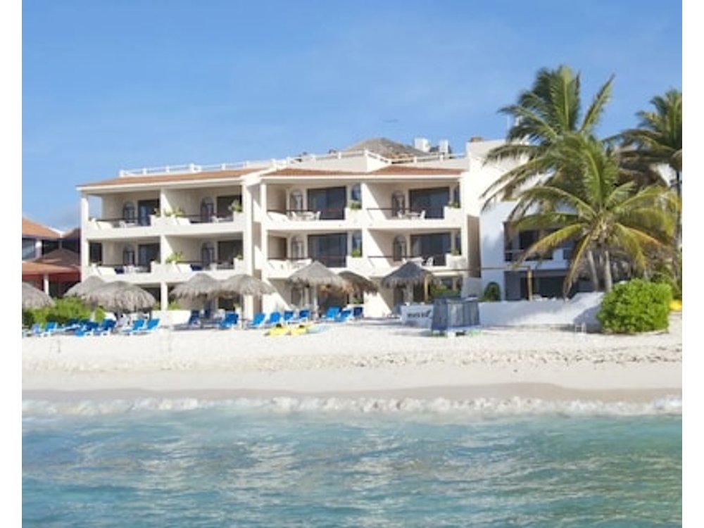 Villas Derosa-three Bedroom Beach Front Condo On The Beach Of Aventuras Akumaln
