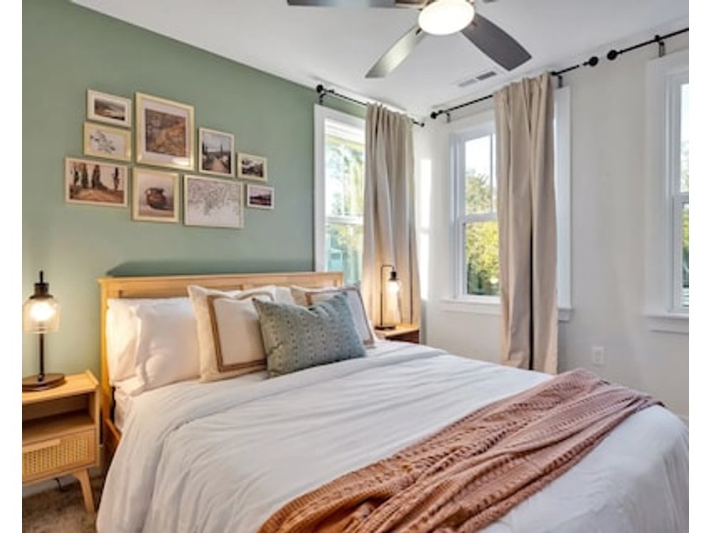 Stylish Durham Getaway Near Duke/DT - Fun Backyard