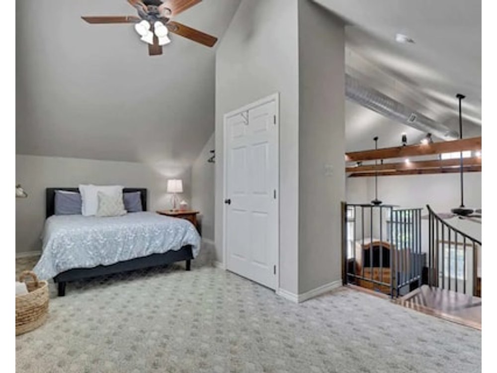 Cozy Cottage Walkable to Main Private Hot Tub