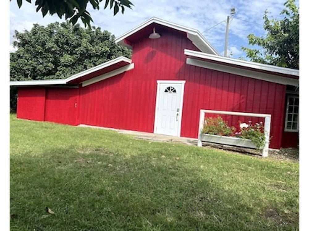 Beautiful Red Cottage for a Relaxing Getaway on a Tropical Fruit Farm near Homestead Florida