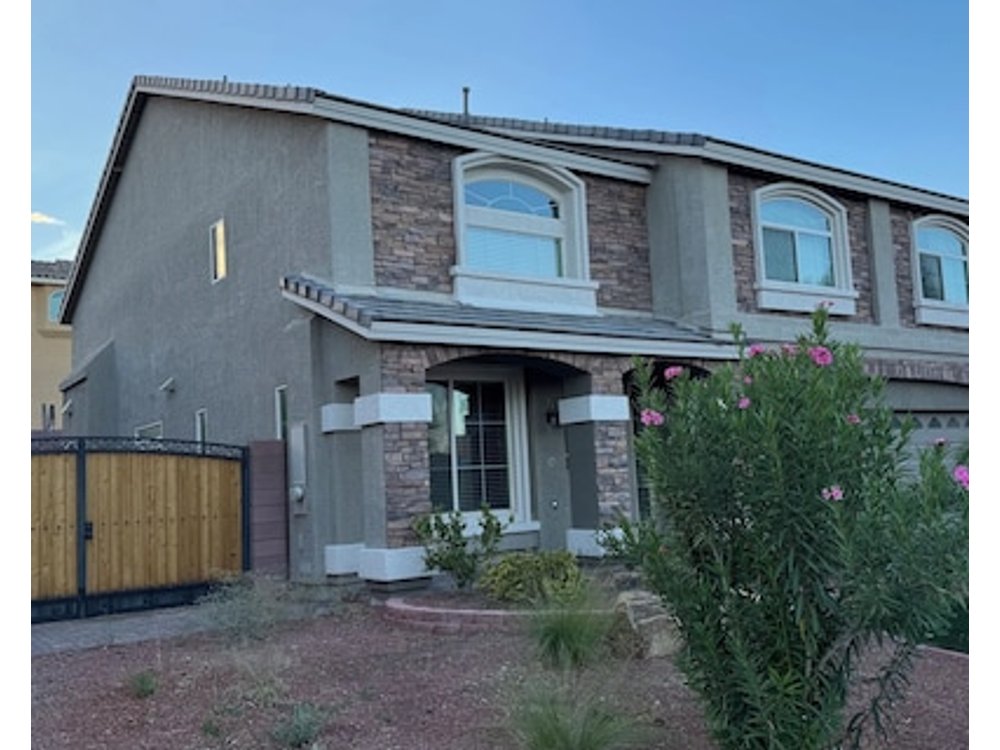 Spacious 6-bedroom villa in fantastic Las Vegas with all memory mattresses.