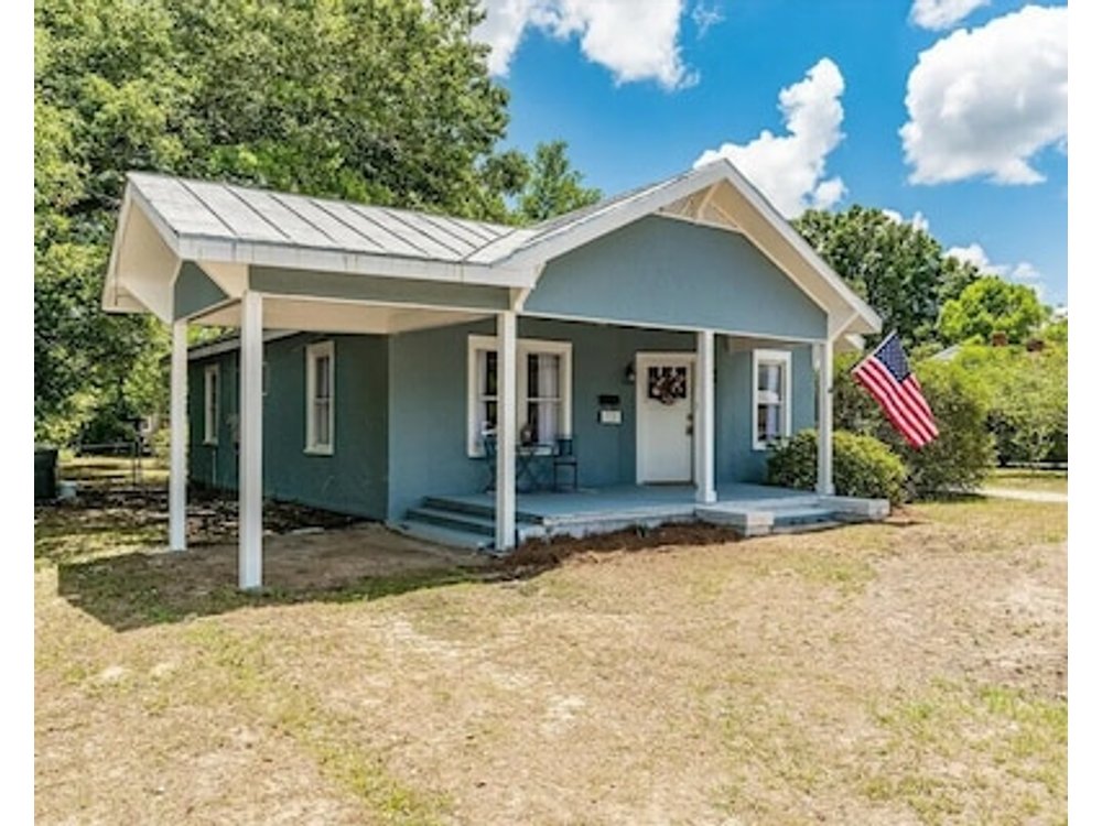 Beautifully Decorated And Well Appointed 2 Bedroom 1 Bathroom Home Centrally Located In Augusta.