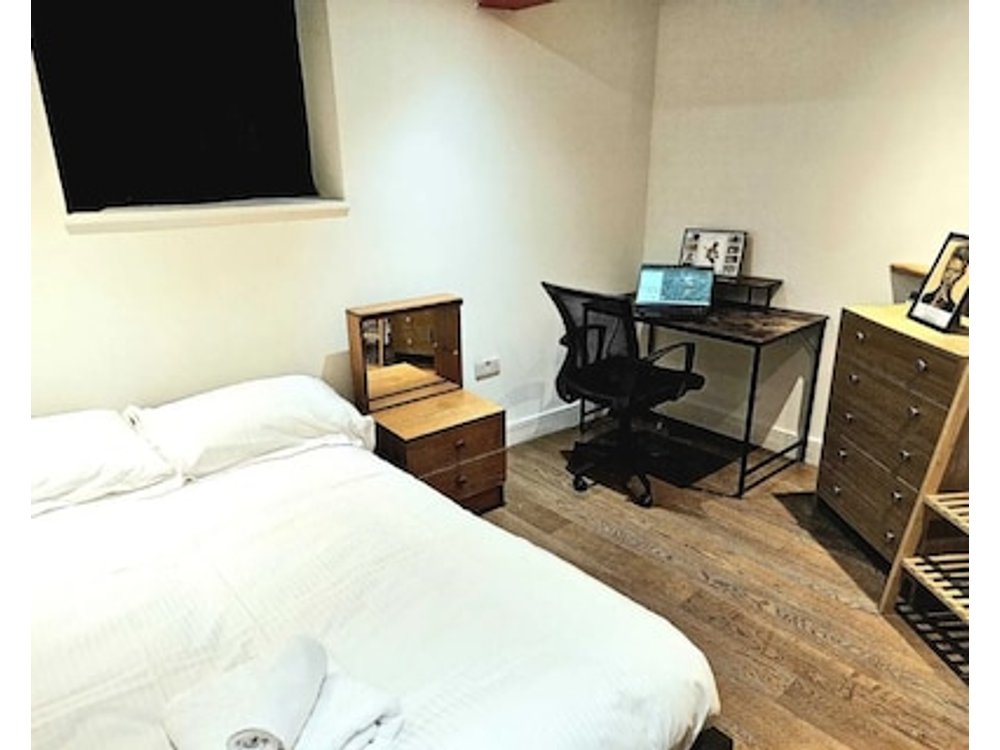 Huge 3 Bedroom Flat @ Brixton St