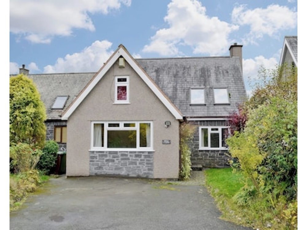 SISIAL Y LLYN family friendly character holiday cottage in Bala