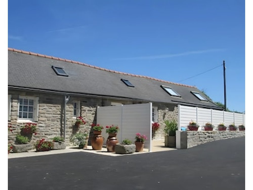Ground-Floor Stone Cottage Between Countryside and Sea