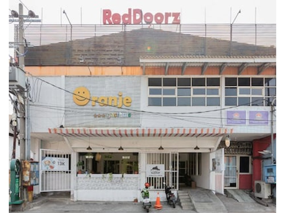 RedDoorz at Siwalankerto Surabaya