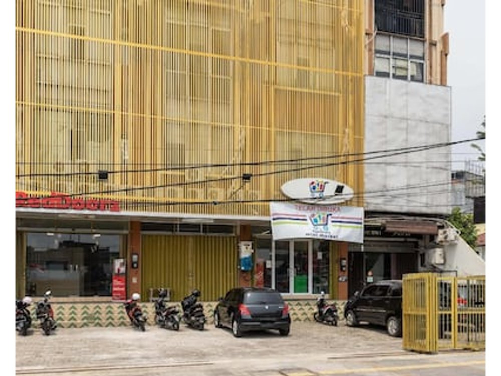 RedDoorz Plus Near RS Royal Taruma Grogol