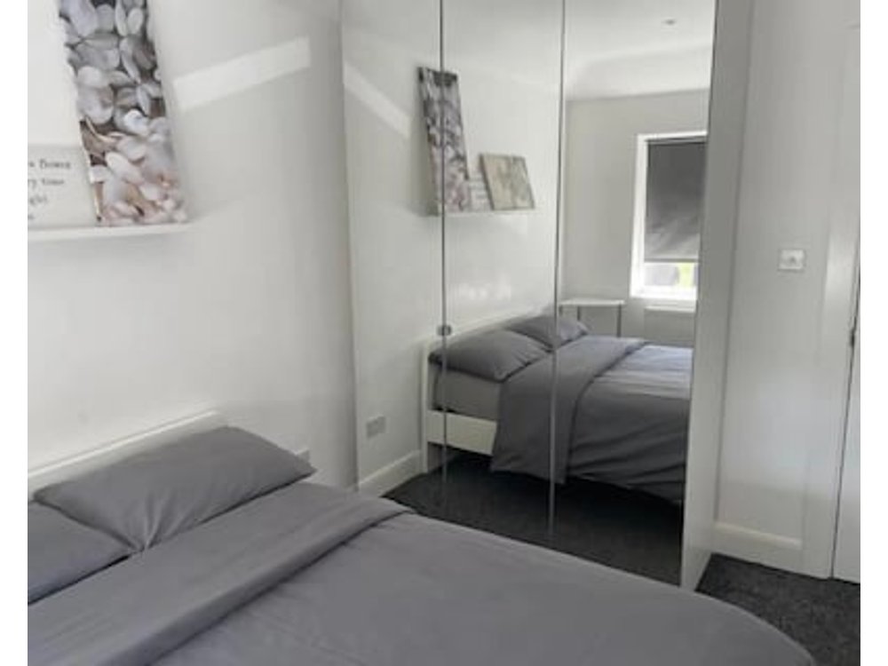 Impeccable Holiday House In London Sleeps Four