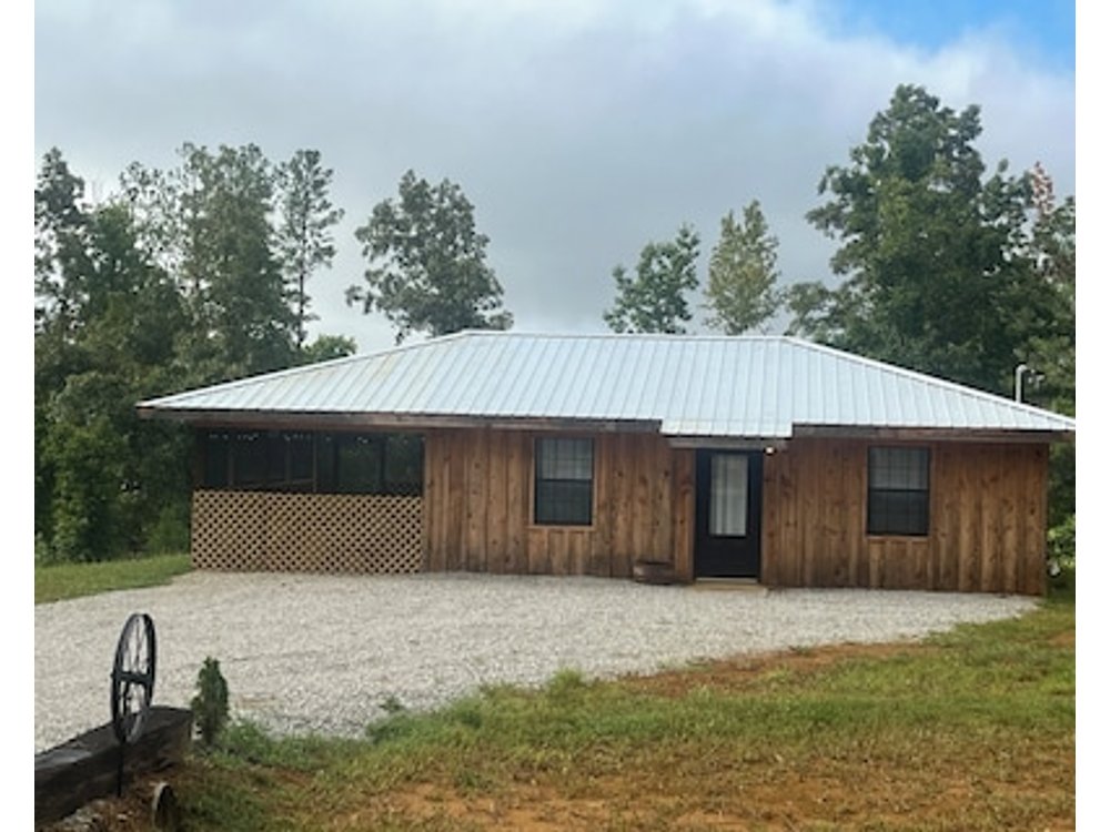 Welcome To The Outskirts! Comfy Cabin Studio Perfect For That Weekend Getaway.