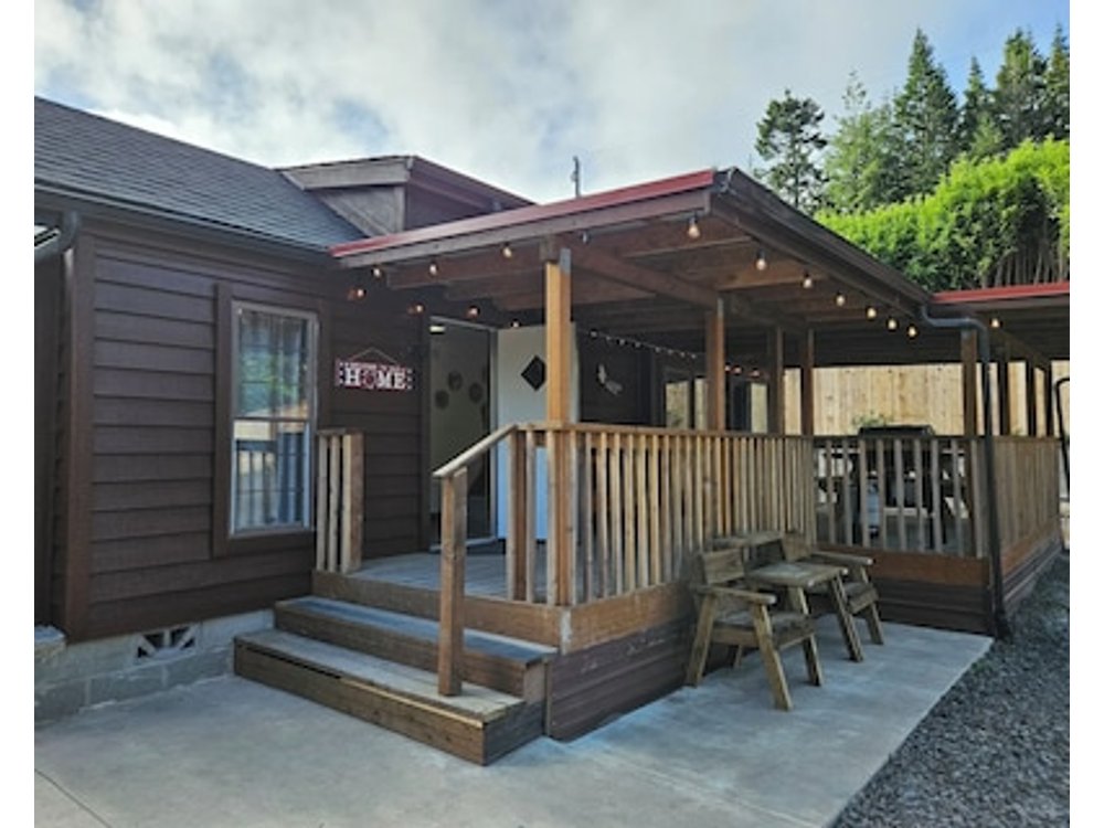 So Much To Enjoy At This 2-bedroom Cottage In Charming Lakeside.