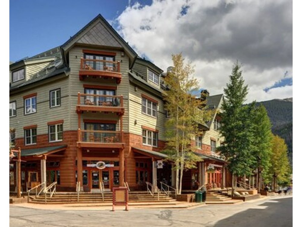 Alpine Getaway + Balcony Great Location+ Access Hot Tubs Sauna Gym