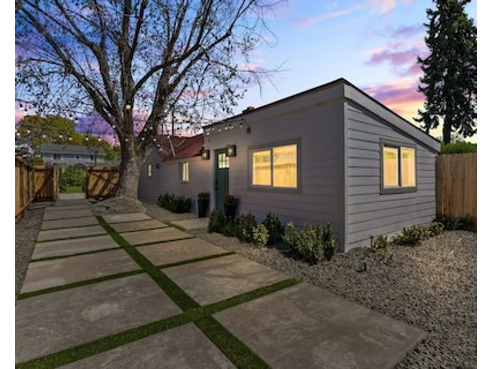 The Bing Crosby Cottage! Private Modern Fully Remodeled--sleeps 4