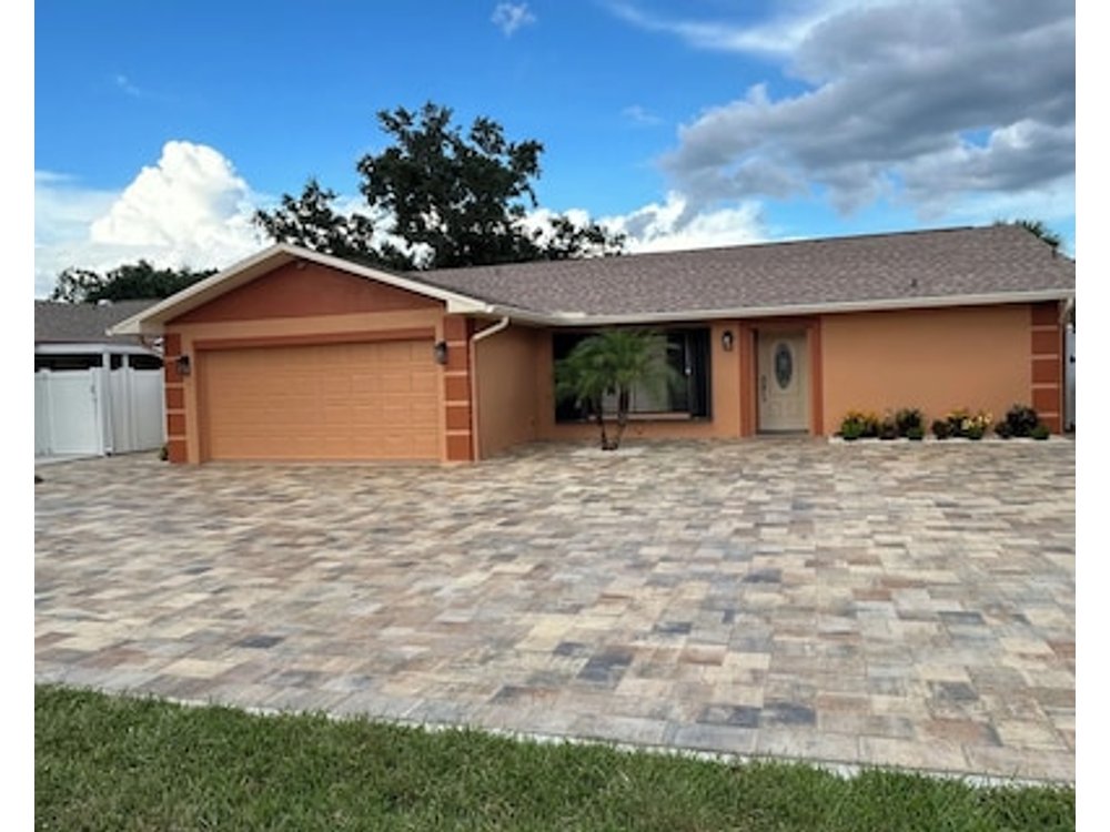 Private apartment with free parking 10 minutes from Tampa International Airport.