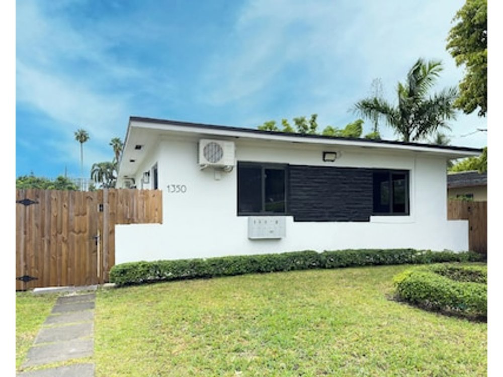 Unit 3 Cozy Studio near Biscayne Blvd with Parking in vibrant Miami