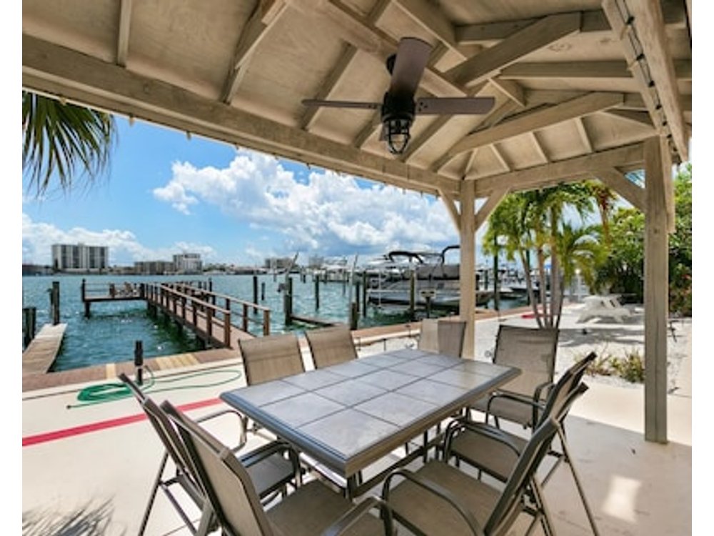 Beach getaway 4min walk to the beach water views on every floor boat dock free parking