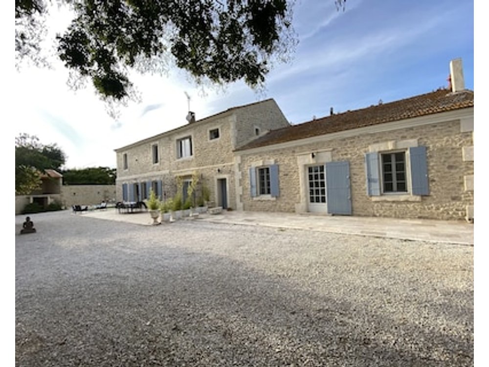 Gite Champêtre De Caractère Au Mas Arnaud Équipée Dun Spa et Accès à La Piscine