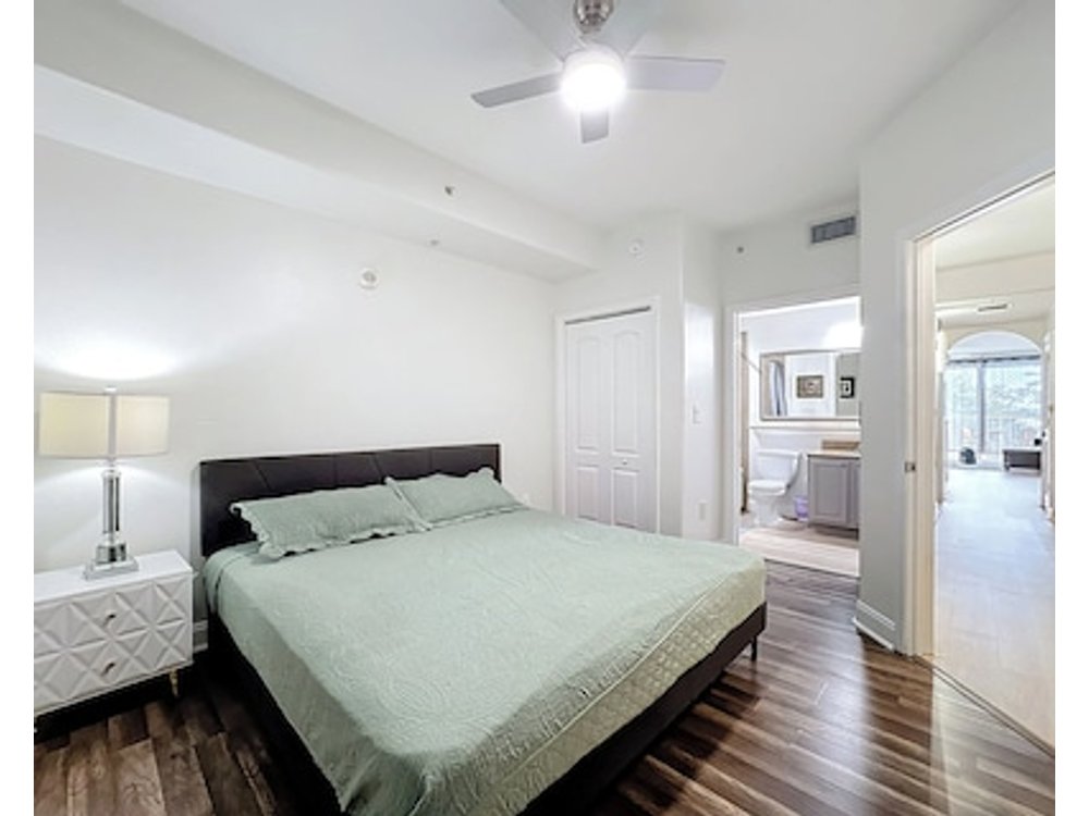 Cozy Lakefront Condo 1 mile away from Disney in Beautiful Orlando