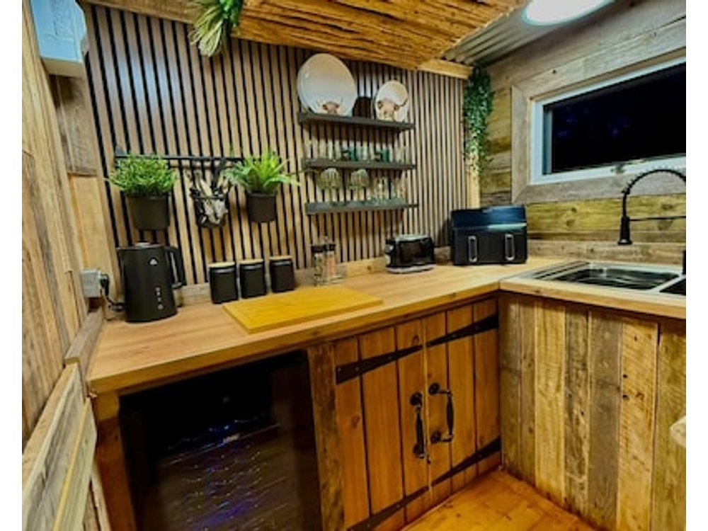 Woodland Escapes Glamping - Lake View