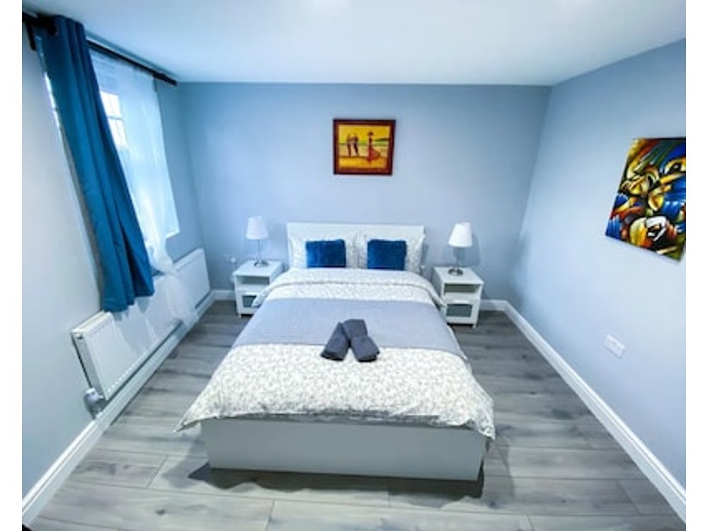 Spacious And Charming 2-bedroom In London F3