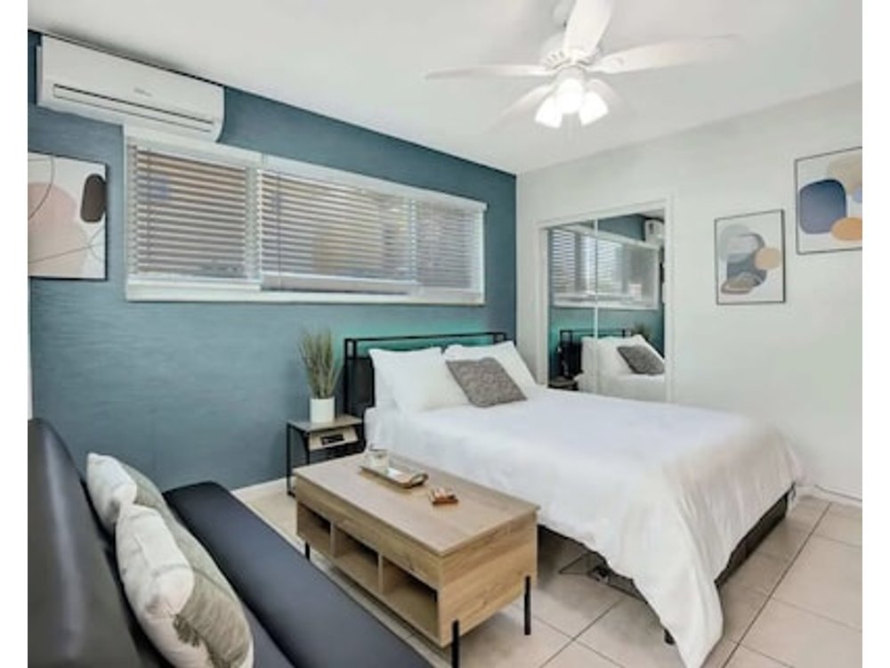 Sunny Serenity: Hollywood Studio Getaway