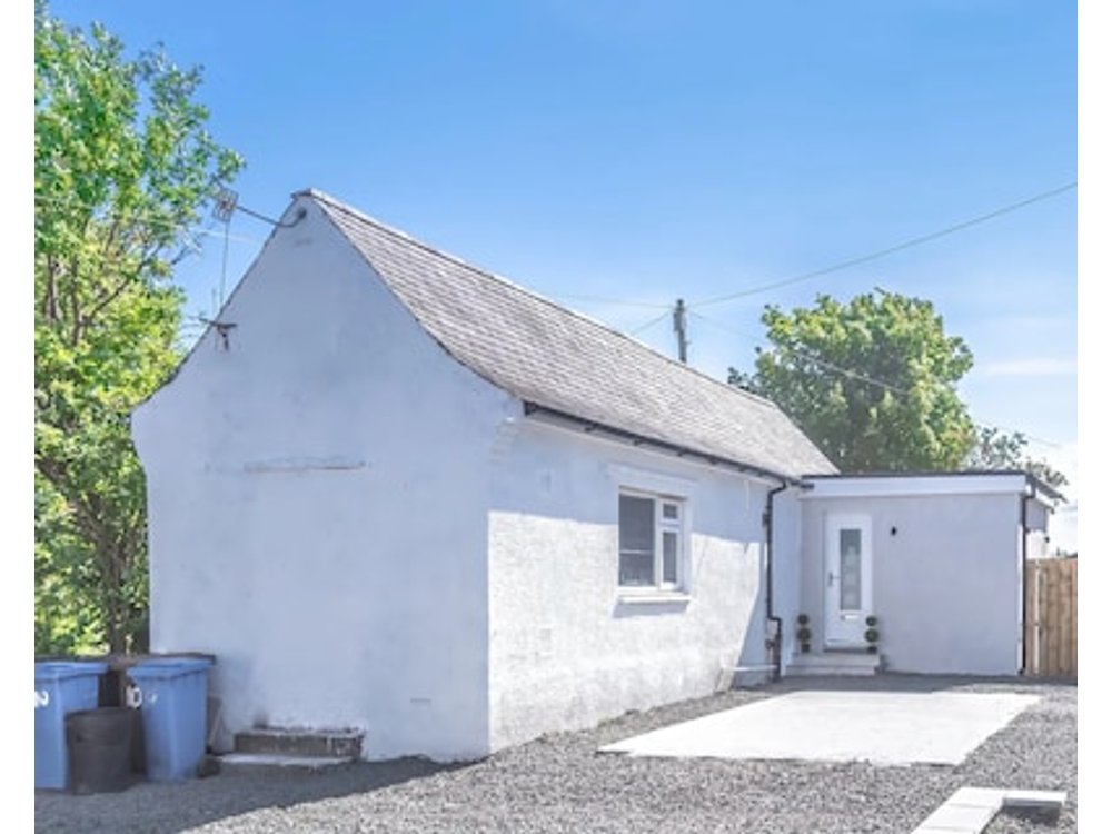 Lovely 1-bed Cottage In Kelty With Hot Tub