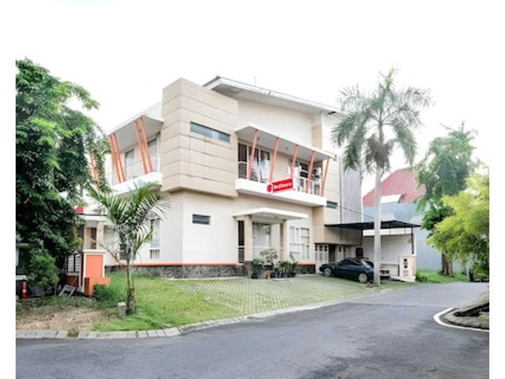 RedDoorz near UNESA Citraland Surabaya