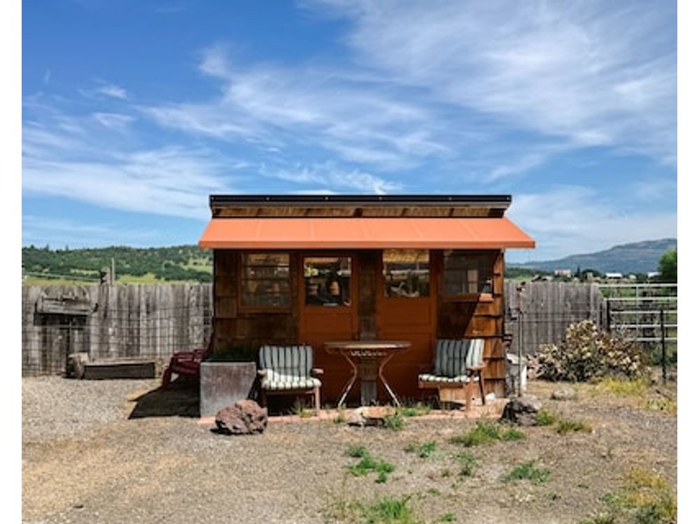 Remodeled 3 BR/2.5 BA Retreat near Eagle Point. Includes main house and a private cottage. Group-friendly kitchen famous waffle bar hot tub and ele